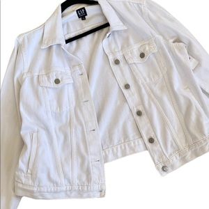 GAP WHITE DENIM. New. SIZE XL. Great Condition. Tags still on!